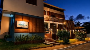 A modern hotel with a sign reading 'Estrela Luna Fernando de Noronha.' - Pousada Estrela Lunar Noronha by Alto da Ilha (Fernando de Noronha)