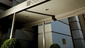 Exterior del Hotel Concorde, con fachada moderna de vidrio y un cartel llamativo que muestra el nombre del hotel.