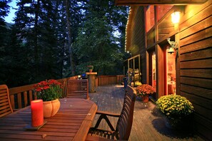 Outdoor dining - ON THE STREAM- SHORT WALK TO RESORT, HOT TUB, WOOD FIREPLACE. COZY HIDEAWAY (Sundance)