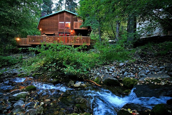 Exterior - ON THE STREAM- SHORT WALK TO RESORT, HOT TUB, WOOD FIREPLACE. COZY HIDEAWAY (Sundance)