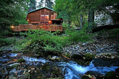 ON THE STREAM- SHORT WALK TO RESORT, HOT TUB, WOOD FIREPLACE. COZY HIDEAWAY