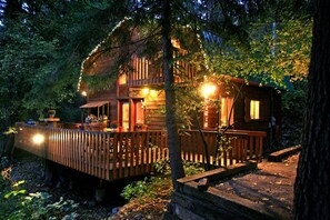Outdoor dining - ON THE STREAM- SHORT WALK TO RESORT, HOT TUB, WOOD FIREPLACE. COZY HIDEAWAY (Sundance)