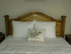 3 bedrooms, desk, iron/ironing board, free WiFi - Country Haven has 3 bedrooms and 2 baths. A kitchen, living room and dining. (Hobbs)