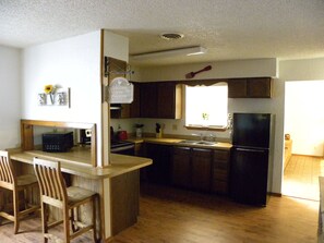 Fridge, microwave, oven, stovetop - Country Haven has 3 bedrooms and 2 baths. A kitchen, living room and dining. (Hobbs)