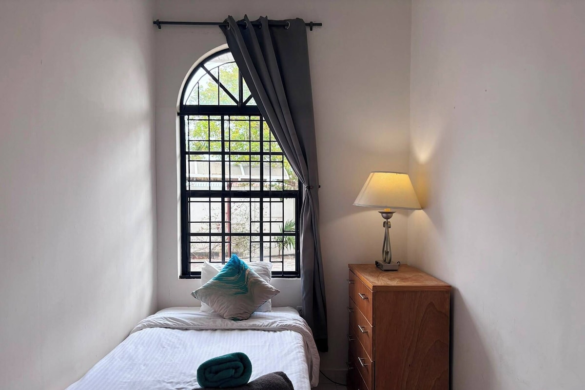 Single Room | Egyptian cotton sheets, premium bedding, down comforters