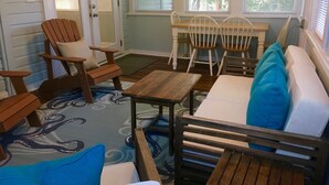 Un interior acogedor con muebles de madera, un tapete estampado y vistas a través de una ventana.