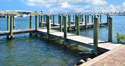 Geräumiges Luxushaus am Wasser mit Aufzug, Pool und eigenem Dock!