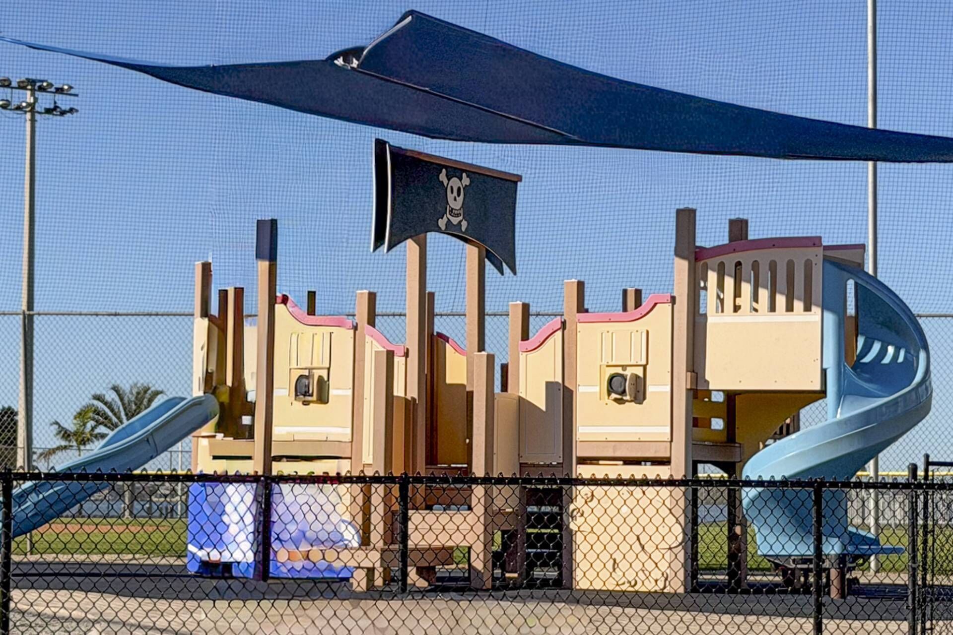 Ein Spielplatz mit einer Piraten-Anlage, inklusive Rutschen und Kletterbereichen.