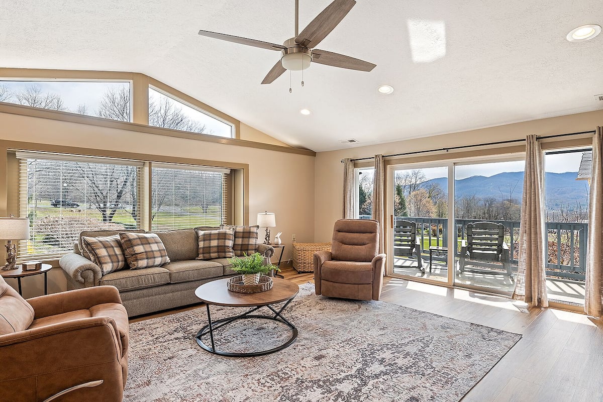 Club Condo, Ensuite, Golf View (2-Bedroom Luxury Rentals) | Lounge