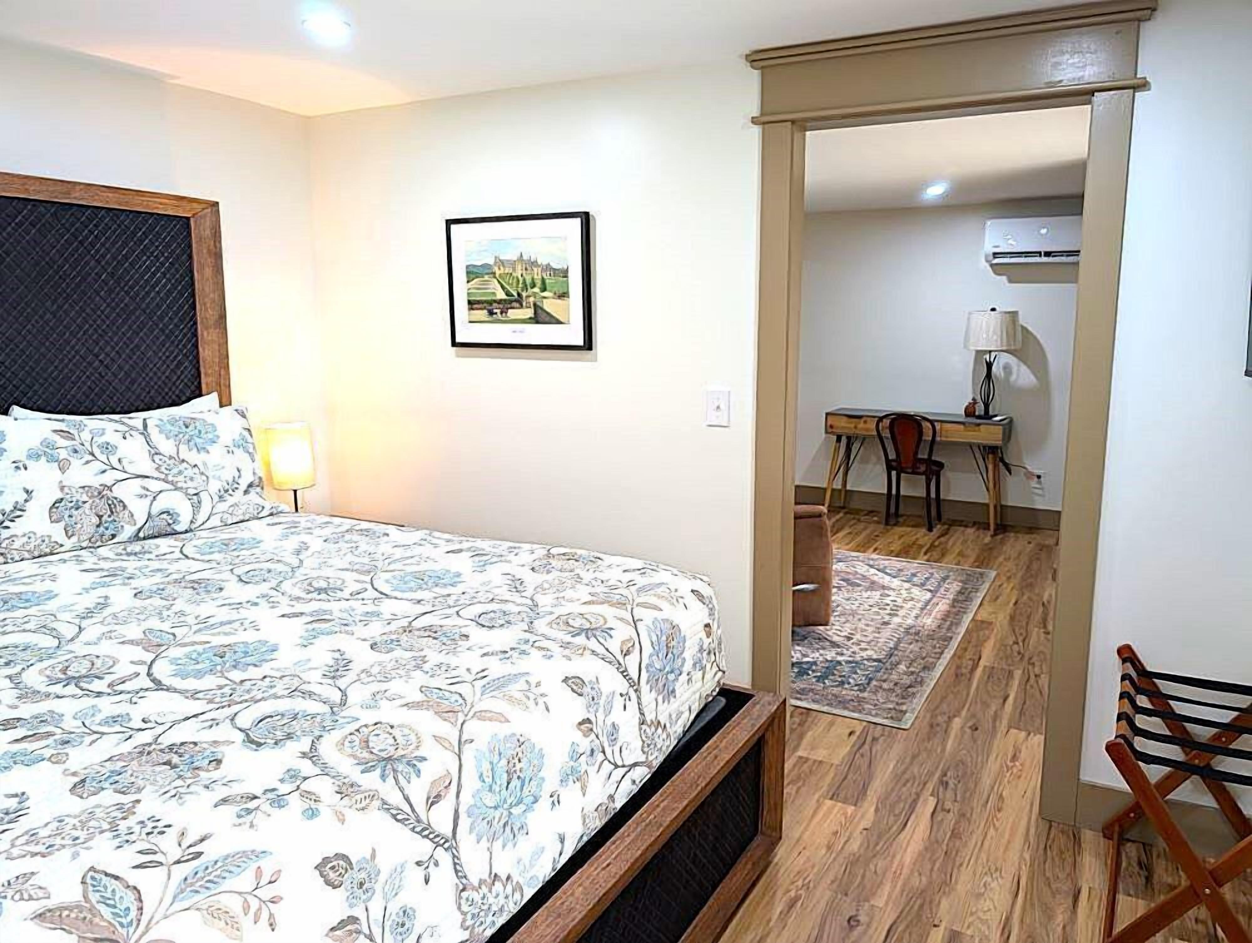 Une chambre à coucher avec un lit, un bureau et une chaise.