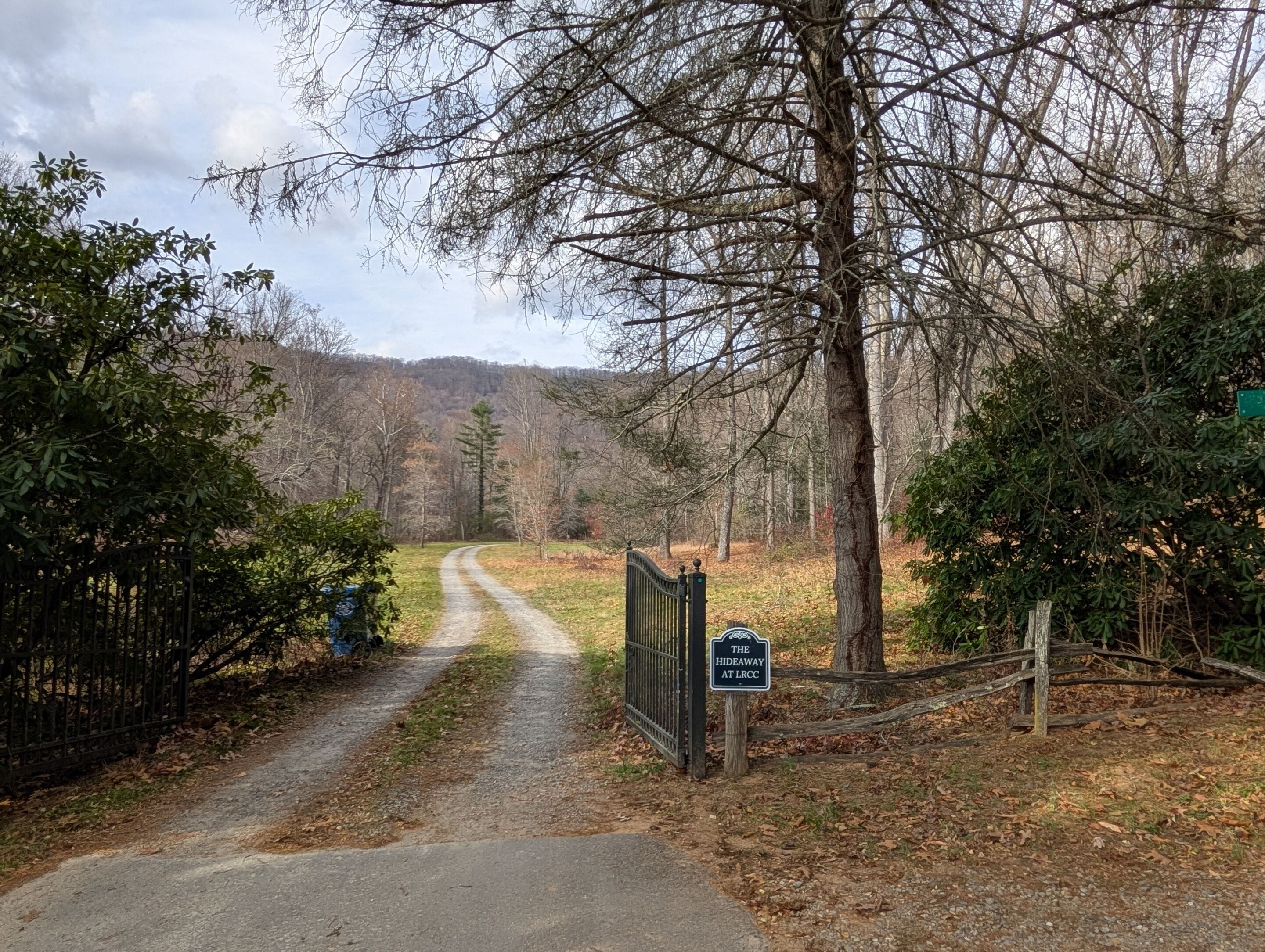 Un chemin pavé mène à une porte sur laquelle est apposée une pancarte indiquant : « The Hideaway at LRCC ».