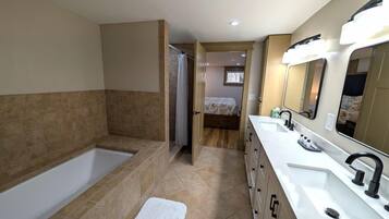 Un baño con bañera, lavamanos y ducha.