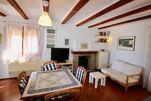 TV - Beautiful Studio with air conditioning in El Poblet CA (Denia)