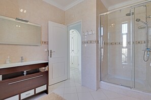 淋浴/盆浴组合、吹风机、坐浴桶、毛巾