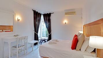 4 bedrooms, in-room safe, desk, iron/ironing board