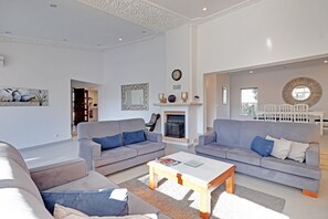 Smart TV, chimenea, reproductor de DVD, libros