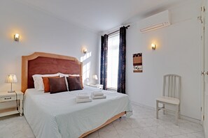 4 多间卧室、客房内保险箱、办公桌、熨斗/熨衣板