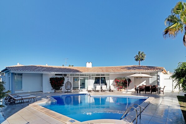 室外游泳池，恒温泳池，日光浴躺椅