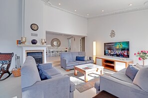 Smart TV, fireplace, DVD player, books