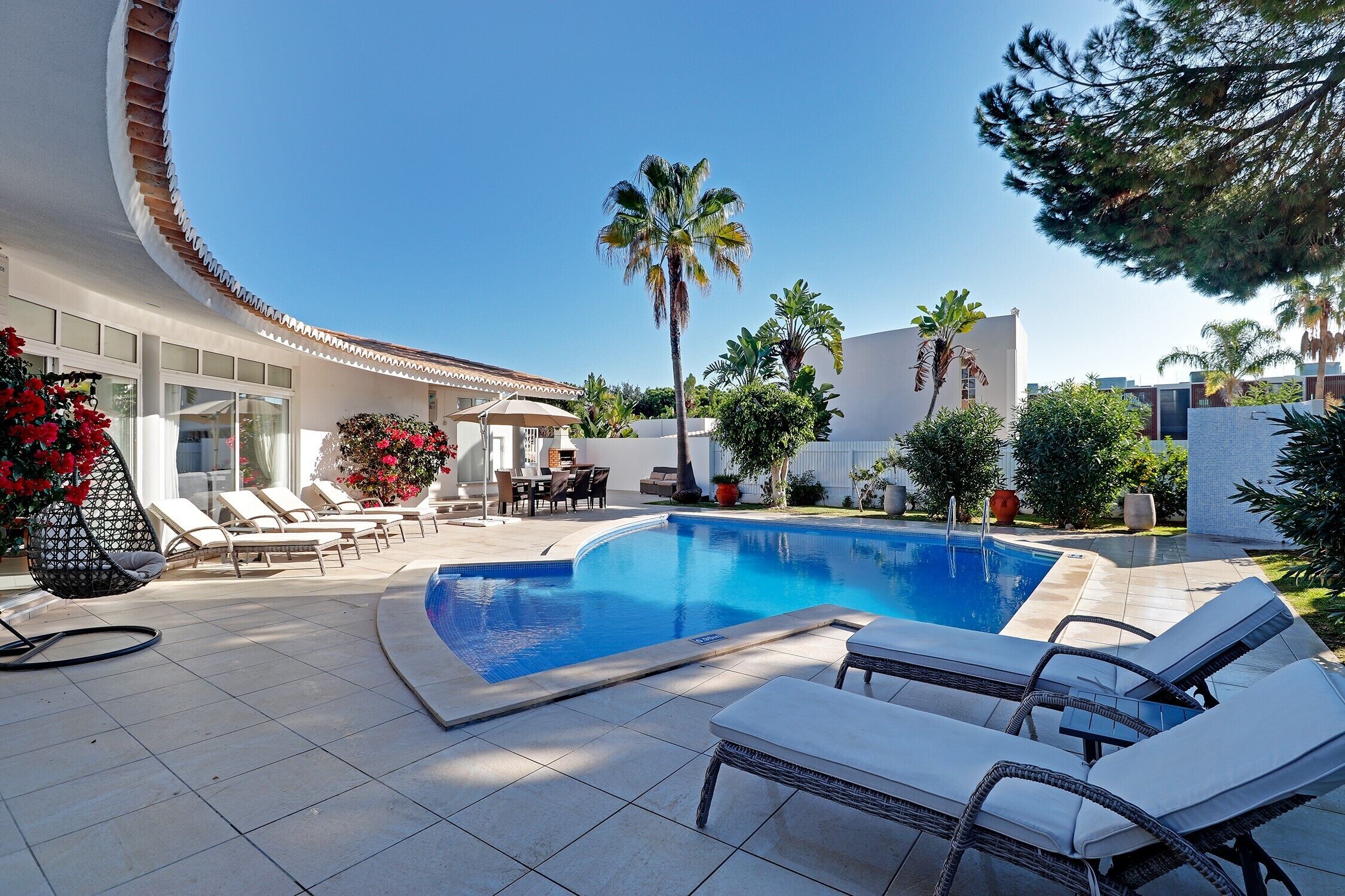 室外游泳池，恒温泳池，日光浴躺椅