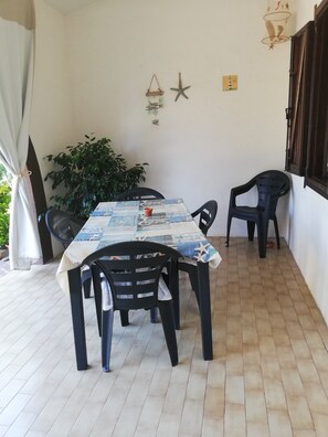 Outdoor dining