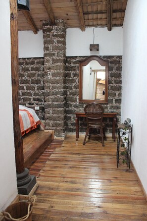 1 bedroom, desk, free WiFi, bed sheets