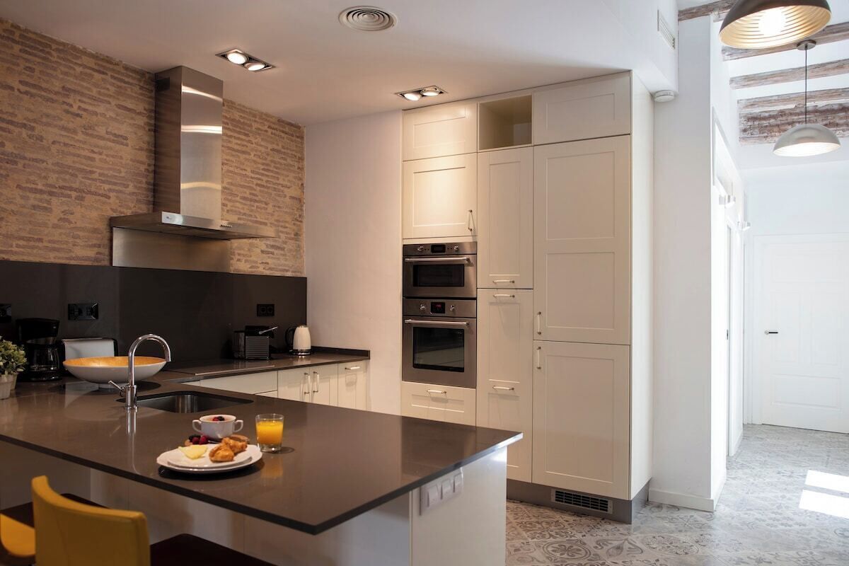 Een koelkast, een magnetron, een oven, een vaatwasser