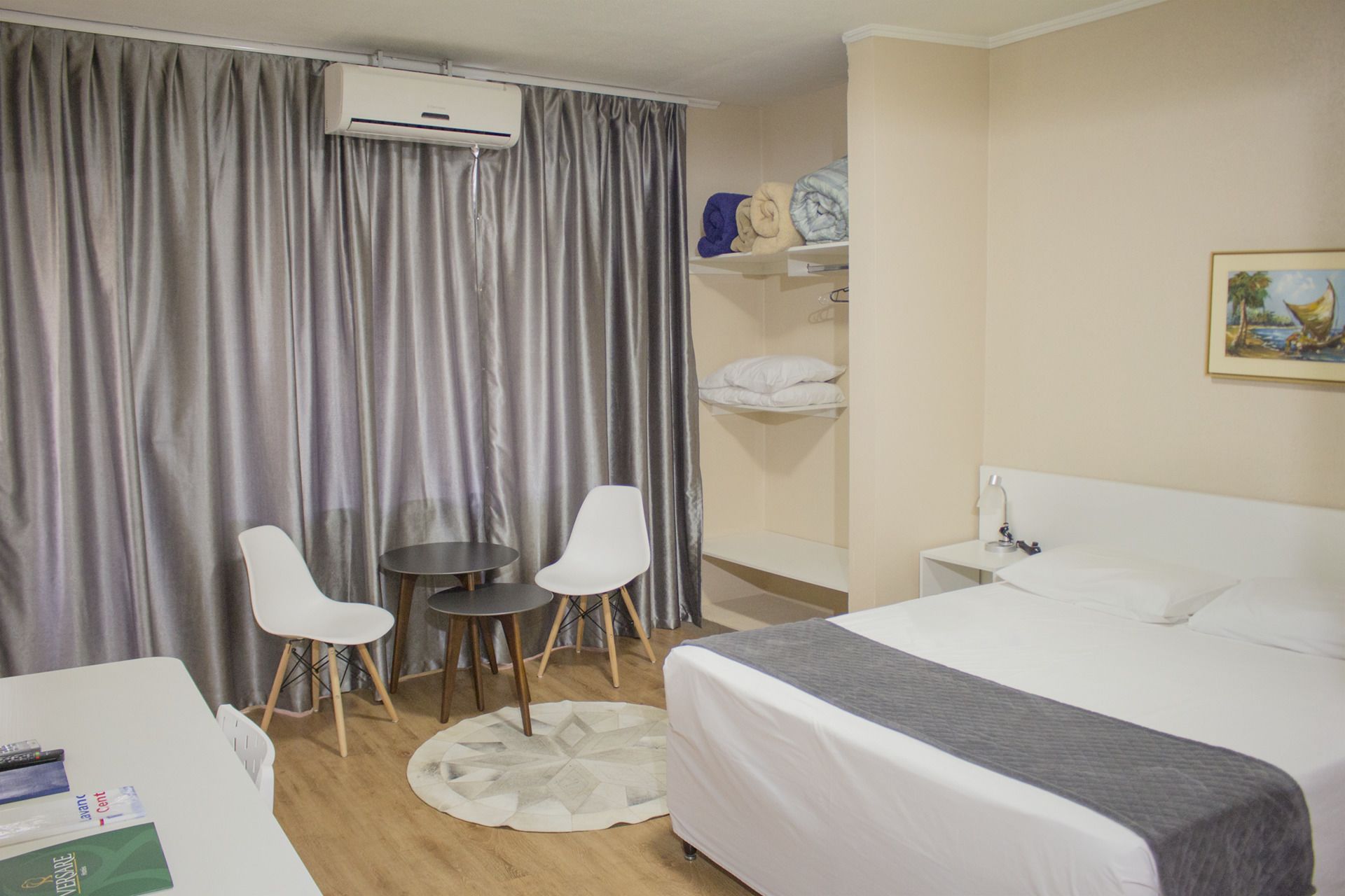 ميني بار وخزنة داخل الغرفة ومكتب وتجهيزات عازلة للصوت