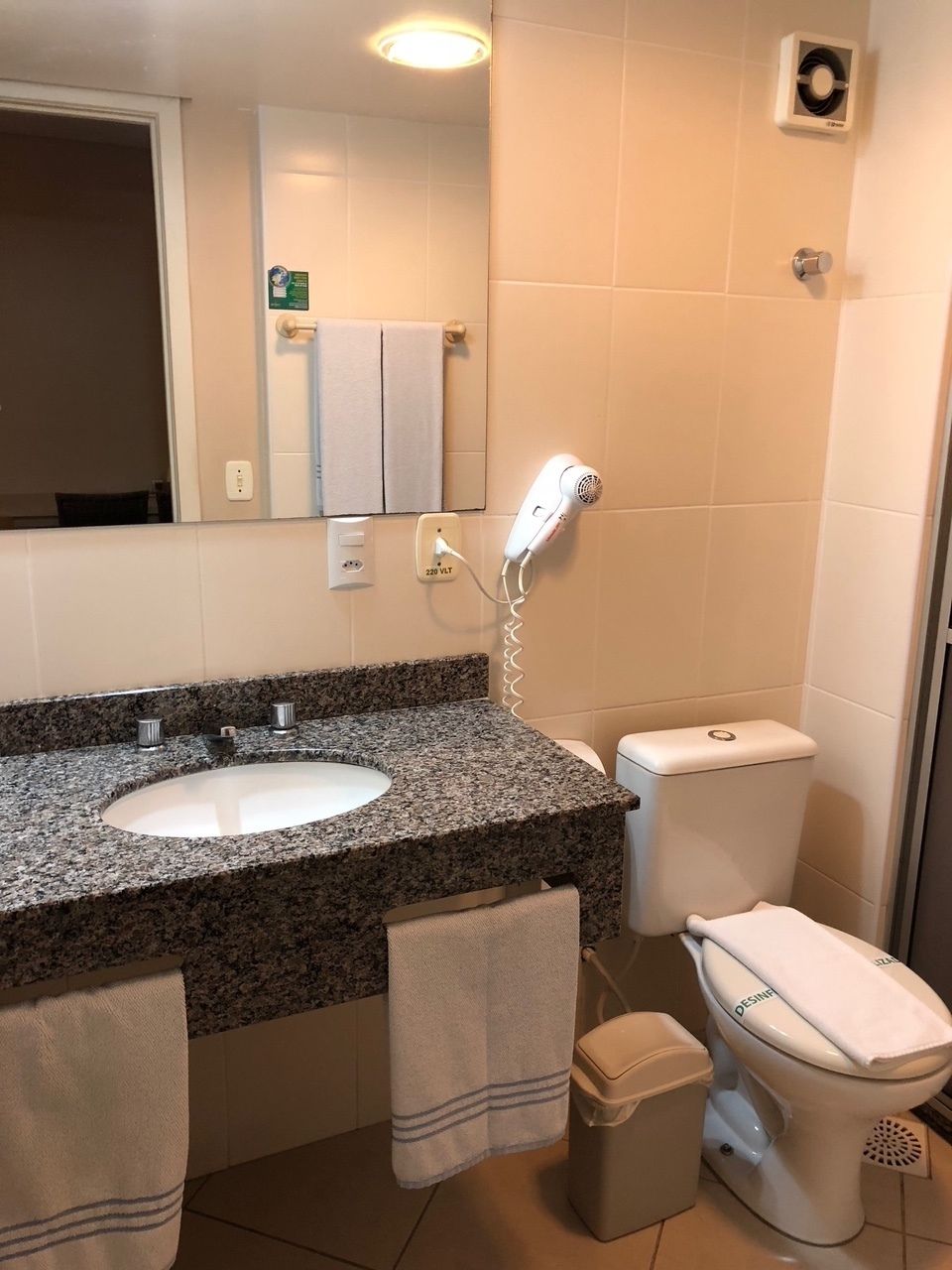 executive room | bathroom | shower, towels