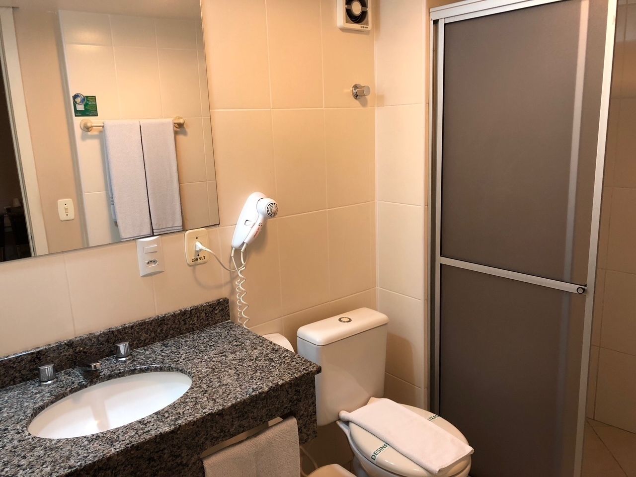 executive room | bathroom | shower, towels