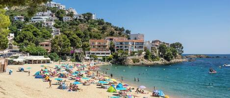 Una spiaggia nelle vicinanze