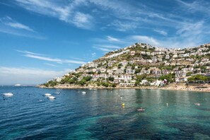 Una spiaggia nelle vicinanze