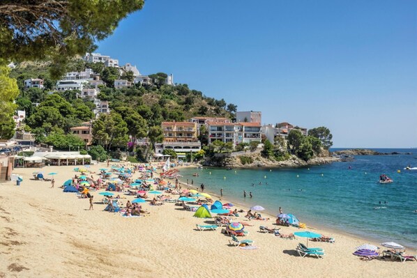 Una spiaggia nelle vicinanze