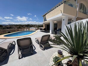 A poolside area with lounge chairs, a small pool, and a view of the surrounding landscape. - Villa Luna del mar Su (Benissa)