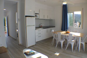 Refrigerador, microondas, cafetera y tetera y utensilios de cocina 