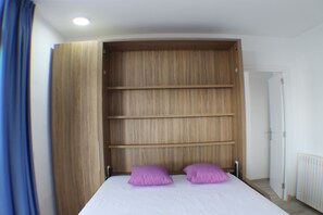2 bedrooms, WiFi, bed sheets - Rescator Resort 204 - Two Bedroom Apartment, Sleeps 6 (Roses)