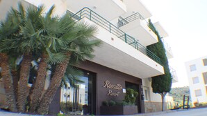 Un edificio con un letrero que dice "Rescator Resort".