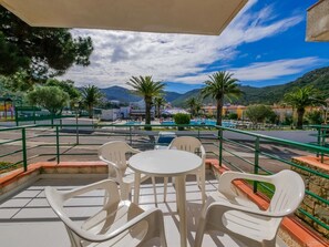 Outdoor dining - Rescator Resort 116 - One Bedroom Apartment, Sleeps 4 (Roses)