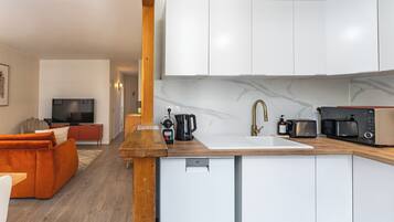 Kjøleskap, mikrobølgeovn, ovn og oppvaskmaskin