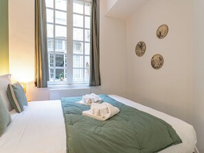 2 bedrooms, iron/ironing board, WiFi, bed sheets - Beautiful and comfortable flat for 6 in the Rue Ausone (Bordeaux)