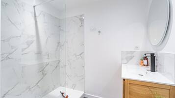 Bañera, secador de pelo, toallas