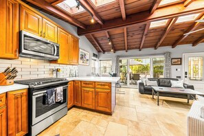 冷蔵庫、電子レンジ、オーブン、コンロ