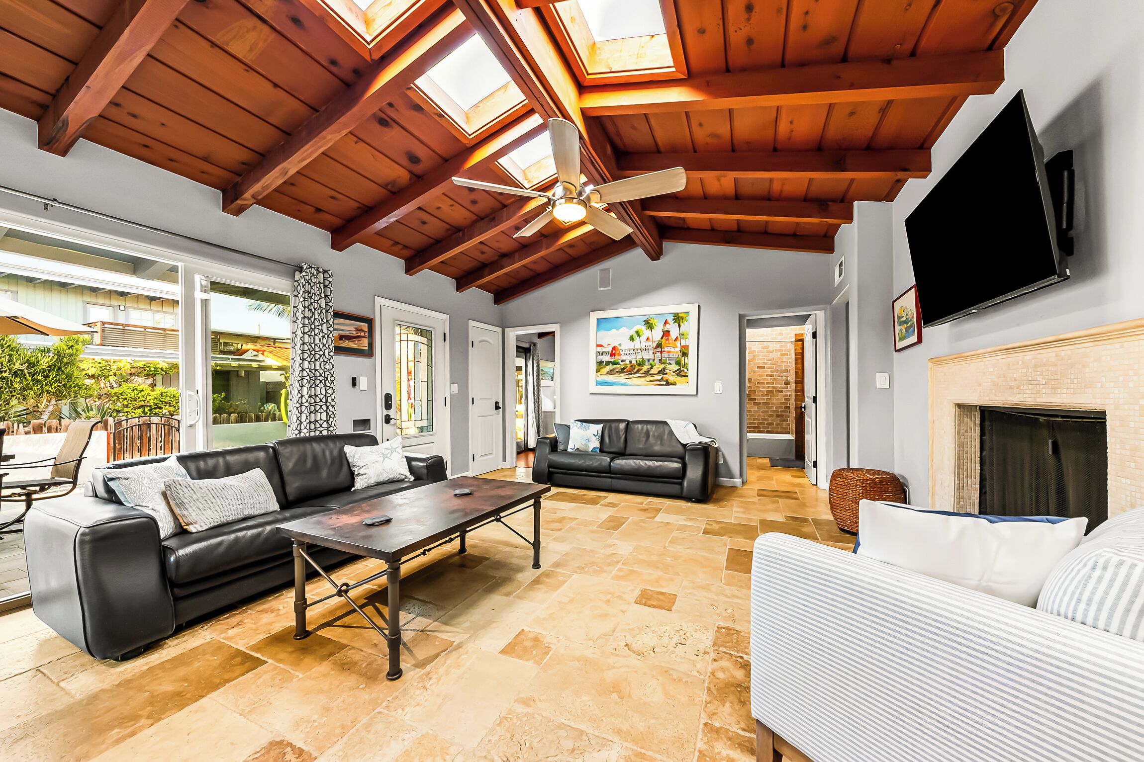 Televisión y chimenea 