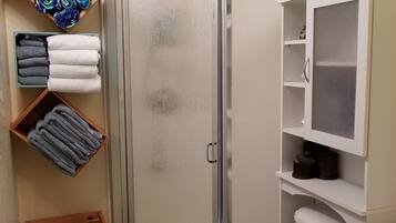 Secador de pelo, toallas