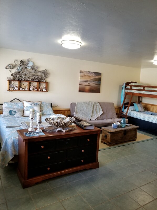 1 bedroom, internet, wheelchair access - RIVER FRONT CABIN IN HAGERMAN PARADISE. USE  KAYAKS TO ENJOY. (Hagerman)