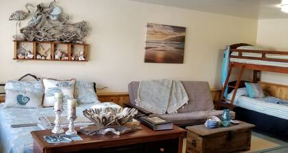 RIVER FRONT CABIN IN HAGERMAN PARADISE. USE KAYAKS TO ENJOY.