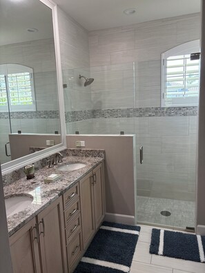 Dusche, Haartrockner, Bidet, Handtücher