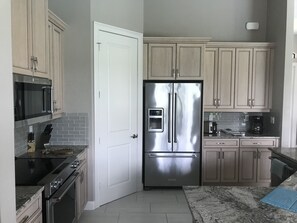 雪櫃、微波爐、焗爐、爐具