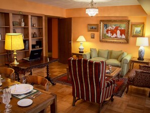 City Apartment, 3 Bedrooms, Kitchen, City View | Living room - Plaza Huelen (Santiago)