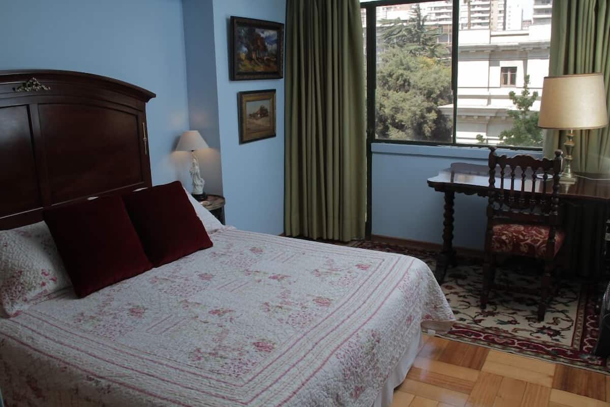 City Apartment, 3 Bedrooms, Kitchen, City View | In-room safe, desk, iron/ironing board, free WiFi